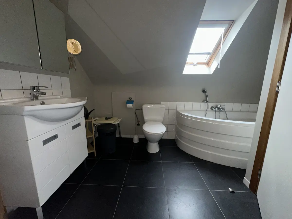 Badkamer met ligbad.
