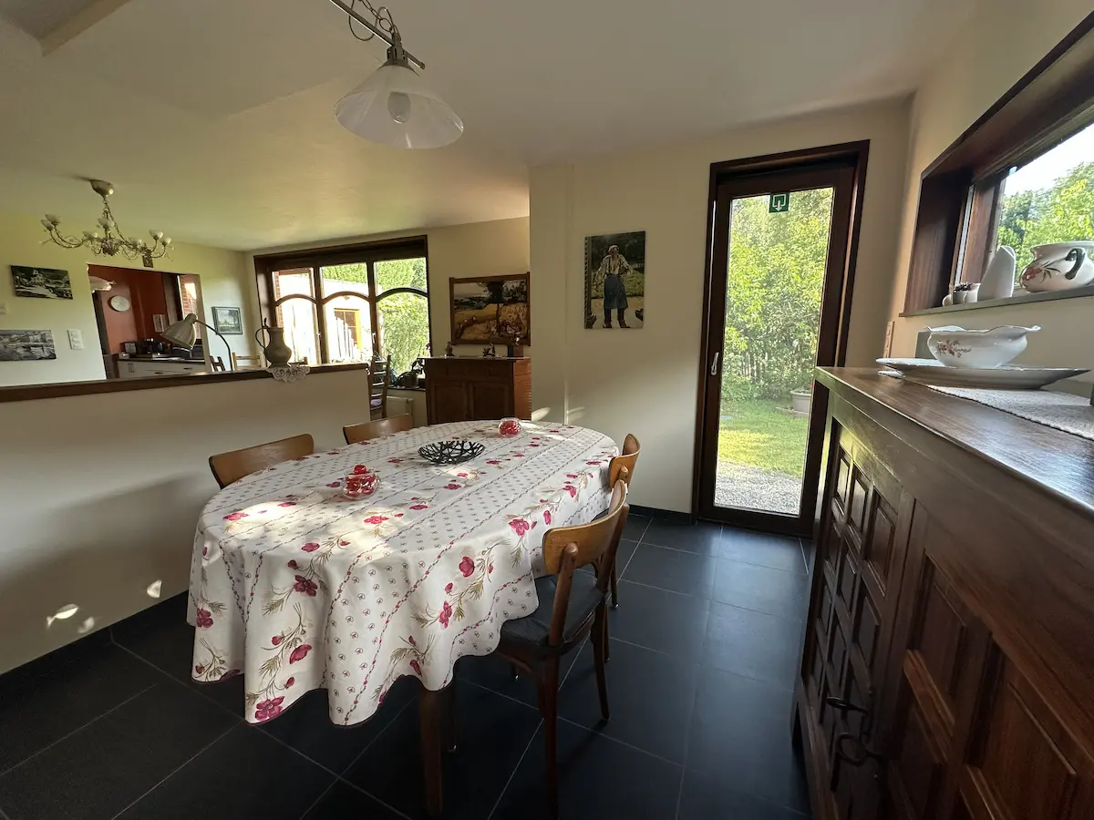 Eethoek met grote eettafel.