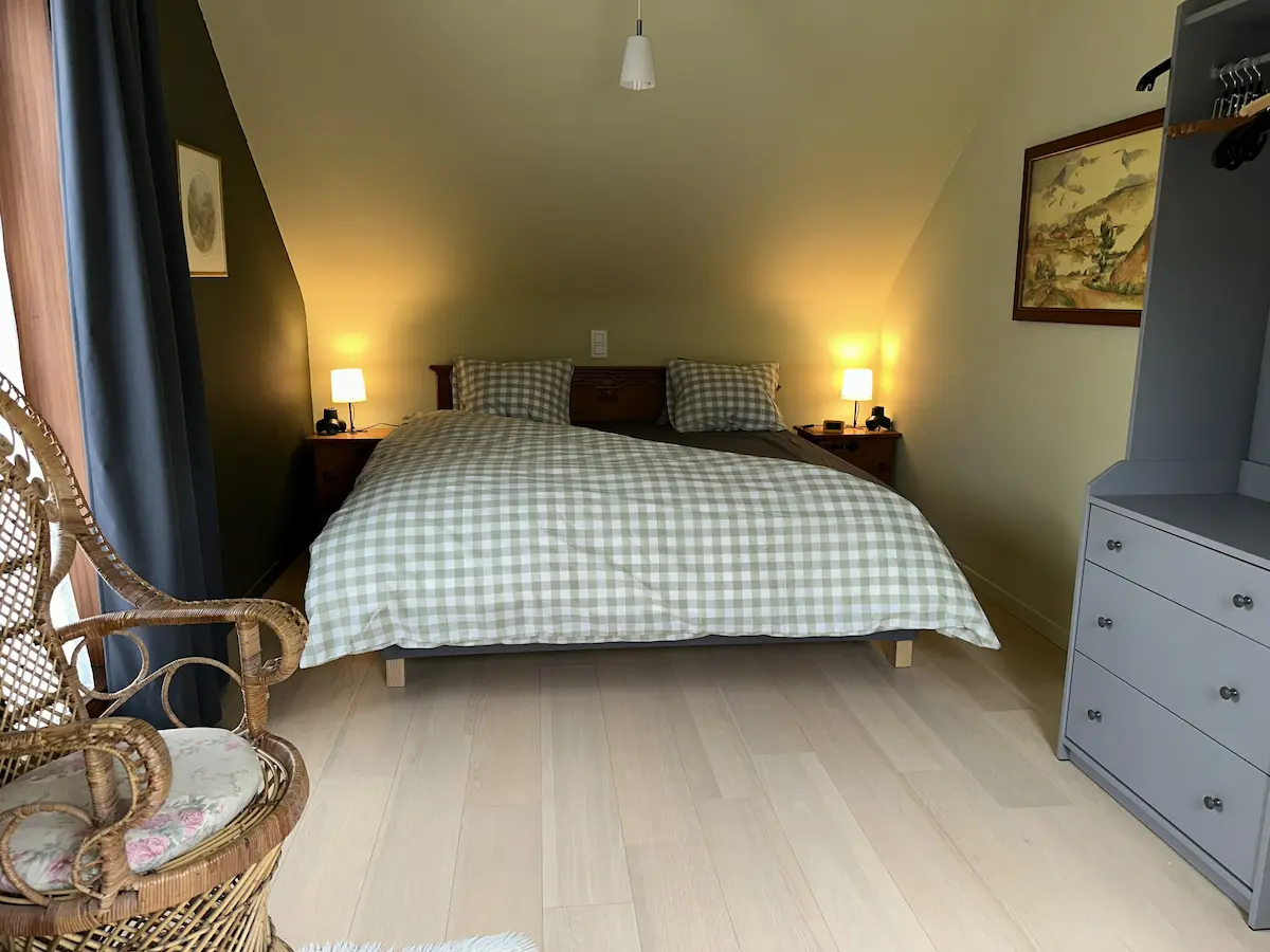 Master bedroom met groot tweepersoonsbed.