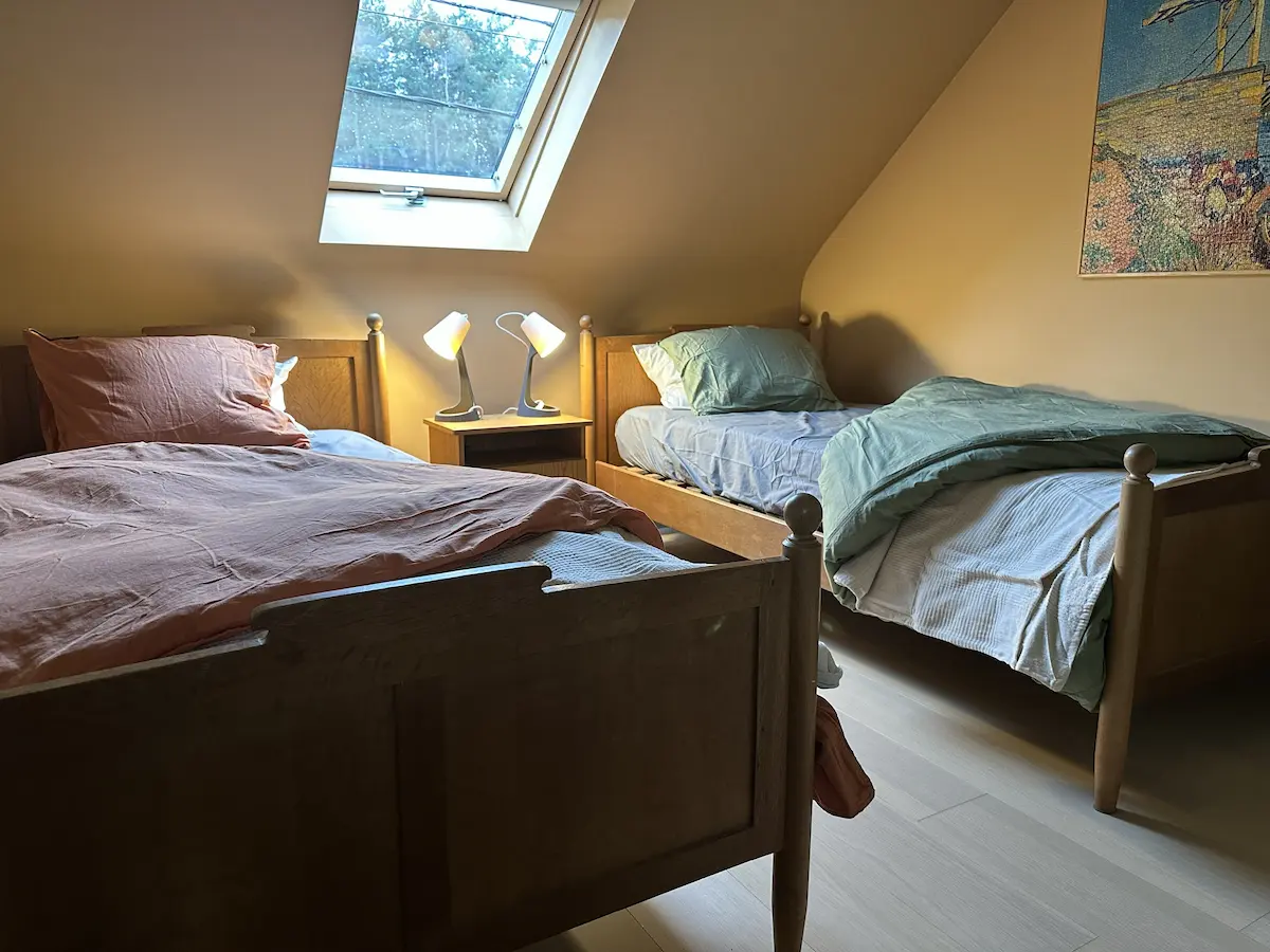 Slaapkamer met 2 eenpersoonsbedden.