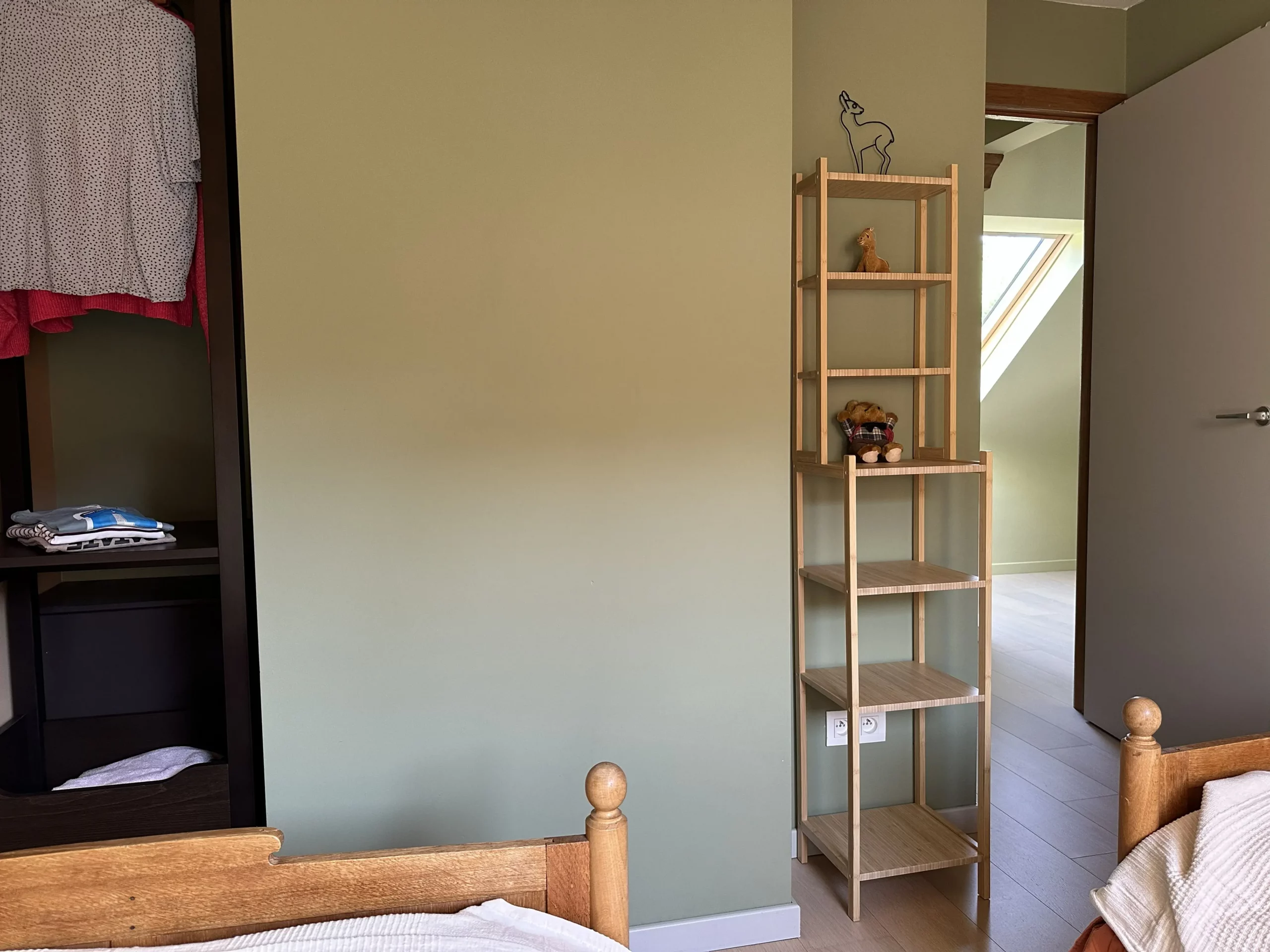 Slaapkamer met kledingrek.