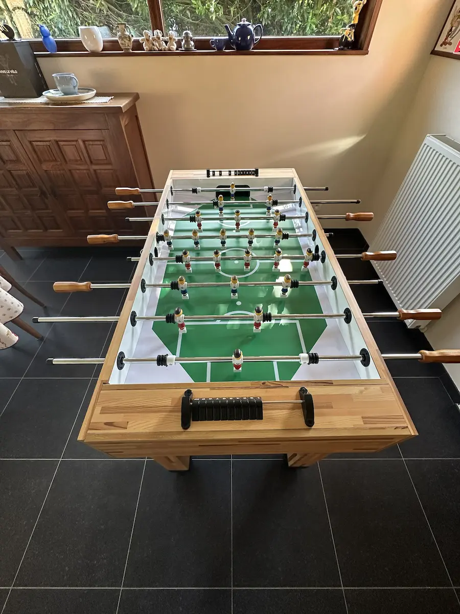 Tafelvoetbalspel voor actieve ontspanning binnen.