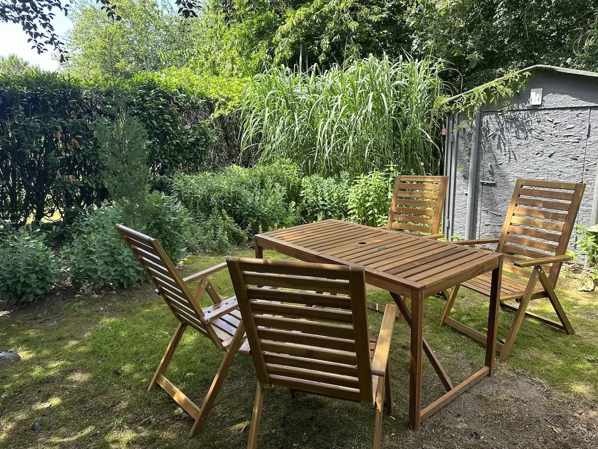 Tuintafel in de schaduw.