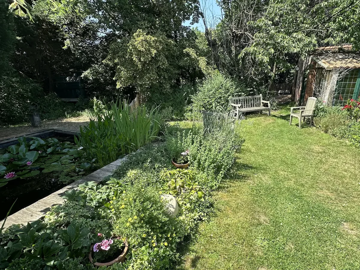 Tuinbanken in de zon.