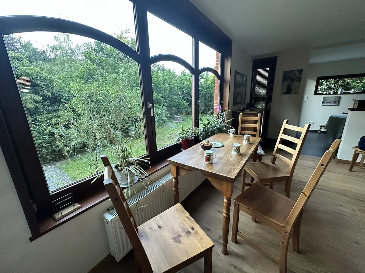 Extra tafel aan het raam.