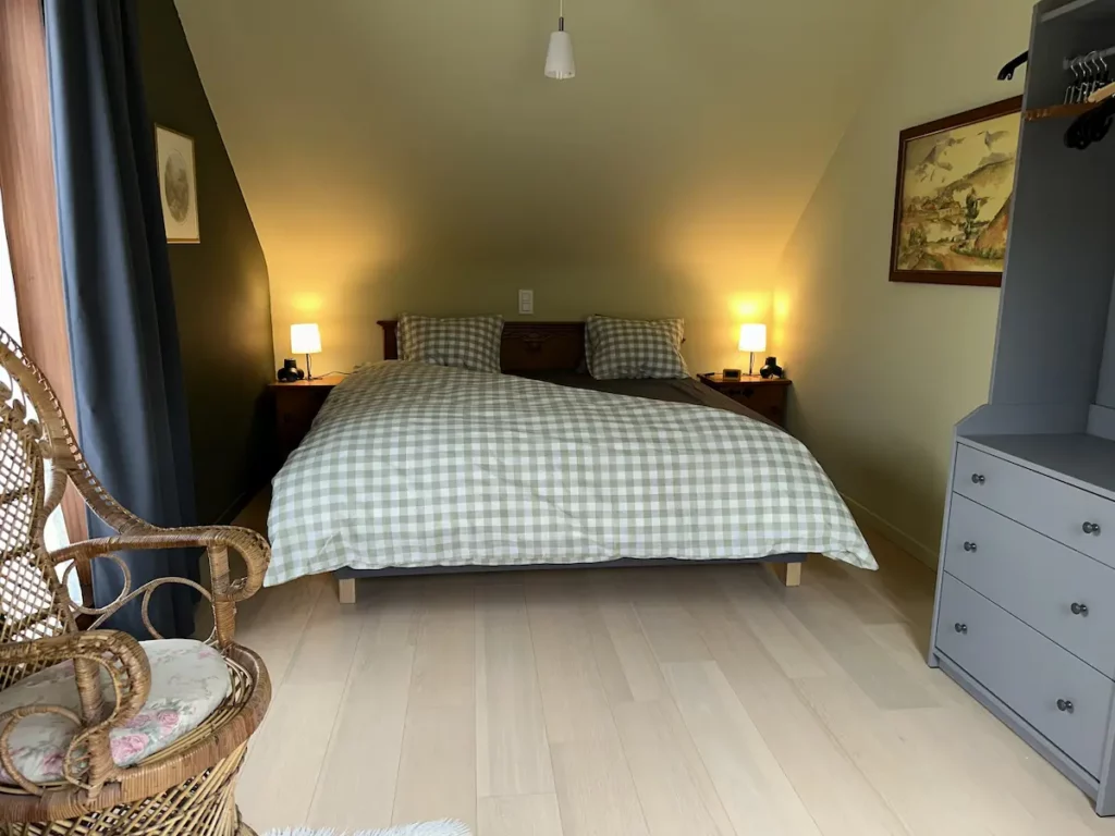 Master bedroom met groot tweepersoonsbed.